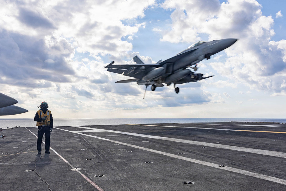 Истребитель F/A-18E Super Hornet ВМС США во время посадки на полетной палубе авианосца USS Gerald R. Ford