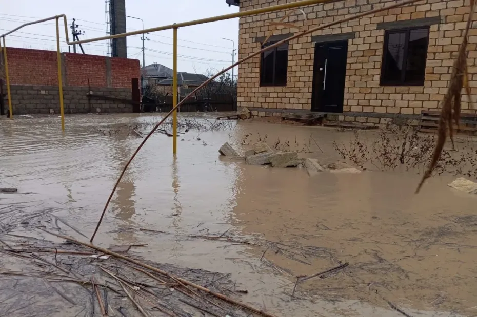 Подтопленная улица в Дербенте