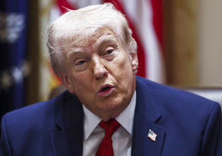 «Вжух, вжух, вжух»: Трампа поразил удар Ирана по авианосцу США с 17 сторон