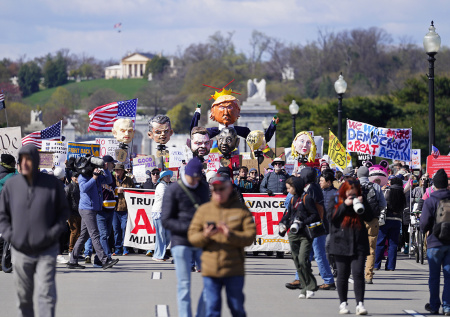 В Вашингтоне начались протесты против политики Трампа