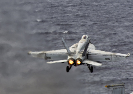 Американский истребитель ушел от иранской ракеты и попал на видео