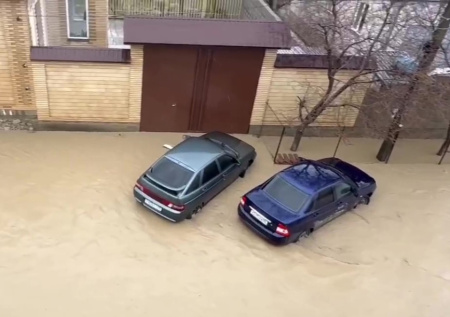 В Махачкале эвакуировали более 100 автомобилей после наводнения