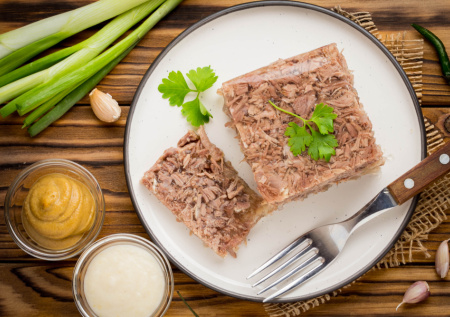 Когда солить холодец, чтобы он застыл идеально: главный секрет прозрачного бульона