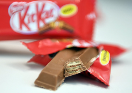 В Европе угнали грузовик с 12 тоннами батончиков KitKat