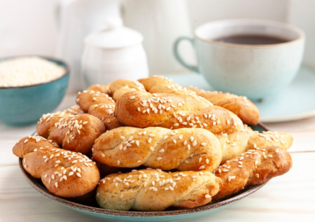 Греческое пасхальное печенье «Кулуракия» — нежное, рассыпачатое, с ароматом апельсина и кунжута