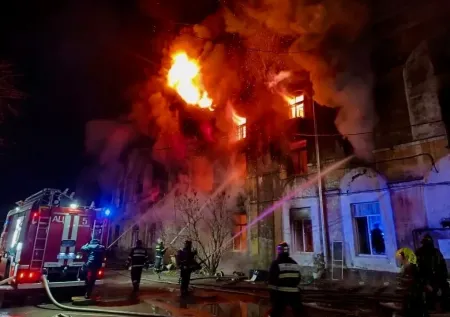 Власти пообещали помощь жителям дома в Ярославле, где спасли 68 человек