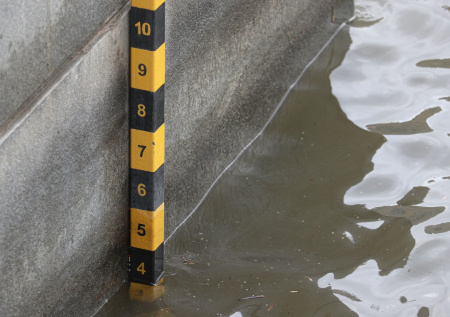 В Челябинске из-за паводка перекрыли движение транспорта