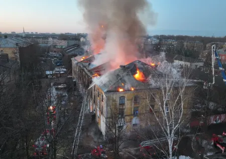 Мощный пожар на площади 700 кв. м произошел в Ярославле