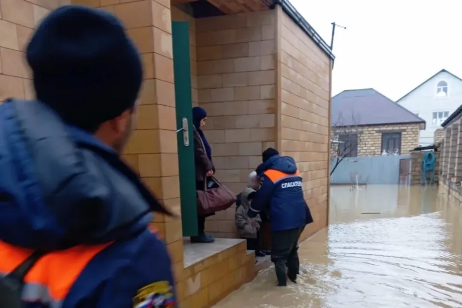 Сотрудники МЧС эвакуируют жителей из домов на подтопленной улице в Махачкале