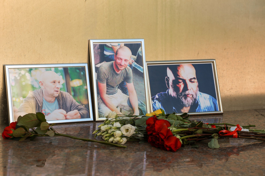 Портреты убитых в ЦАР российских журналистов Кирилла Радченко, Александра Расторгуева и Орхана Джемаля в Доме журналиста в Москве