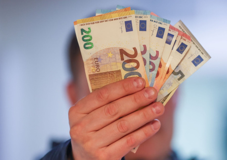 Зеленского уличили в еженедельной отправке €5 млн венгерской оппозиции