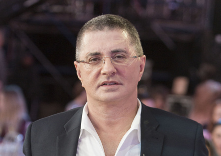 «Поцелует ножку?»: Мясников отчитал россиянку за жалобы на судороги