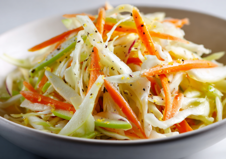 Салат за копейки: капуста с морковью, яблоком и секретной заправкой