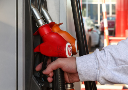 Власти Польши начали в ручном режиме регулировать цены на бензин