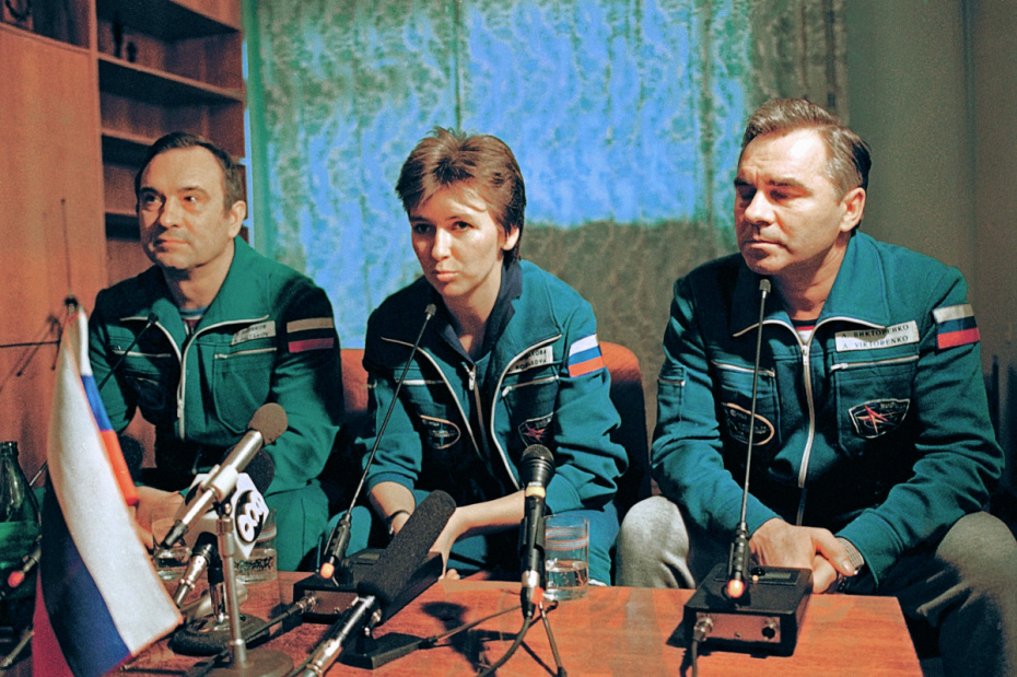 Экипаж космического корабля «Союз ТМ-20» в составе Александра Викторенко (справа), Елены Кондаковой и Валерия Полякова во время первой после полета пресс-конференции в Звездном городке