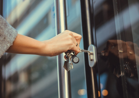 К чему снится дверь: значение для женщин и мужчин