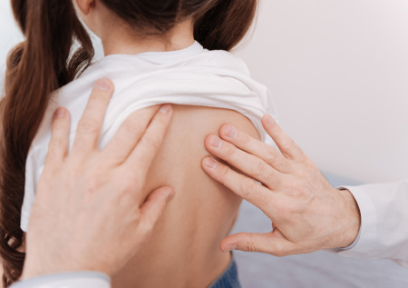 Родителей предупредили, к каким последствиям приводит сколиоз у ребенка