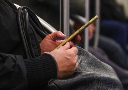 Адвокат ответил, можно ли публиковать фото детей в домовых чатах