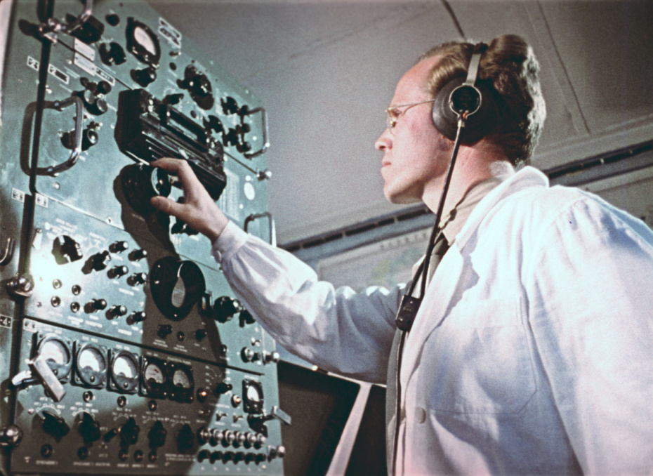 Кадр из документального фильма «Звездный путь» о космическом полете на кораблях «Восток-5» и «Восток-6» в июне 1963 года. Киностудия Центрнаучфильм. Настройка радиоаппаратуры, с помощью которой следят за полетом космического корабля