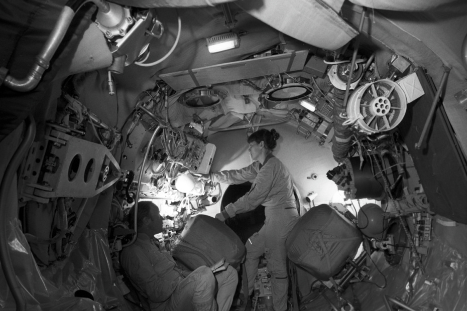 Центр подготовки космонавтов имени Ю. А. Гагарина. Члены экипажа космического корабля «Союз Т-12»: Герой Советского Союза, летчик-космонавт СССР Светлана Евгеньевна Савицкая и космонавт-исследователь Виктор Петрович Волк на занятиях в учебно-тренировочном макете станции «Салют»