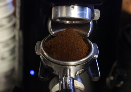 «Приспособили под задние точки»: в Молдавии военный мемориал стал кофейней