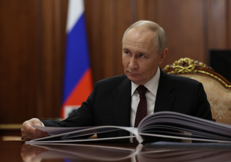 Путин призвал «вытаскивать людей из бараков» в российском регионе