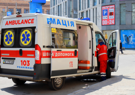 Украинка вцепилась в бус ТЦК и ударилась головой, пытаясь спасти мужчину