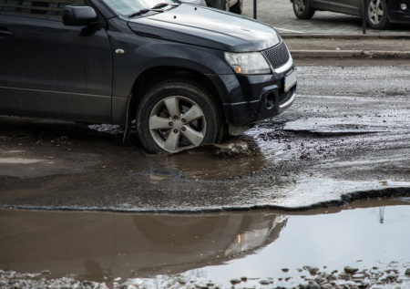 Автоюрист объяснил, какие ямы допустимы на дорогах