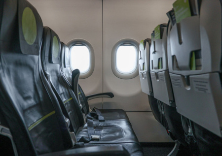 Мужчина угрожает взорвать бомбу на борту самолета