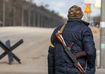 Толпа сотрудников ТЦК накинулась на единственного работника автосервиса