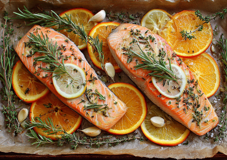 Секрет идеальной красной рыбы в духовке: запекаем на подушке из апельсинов