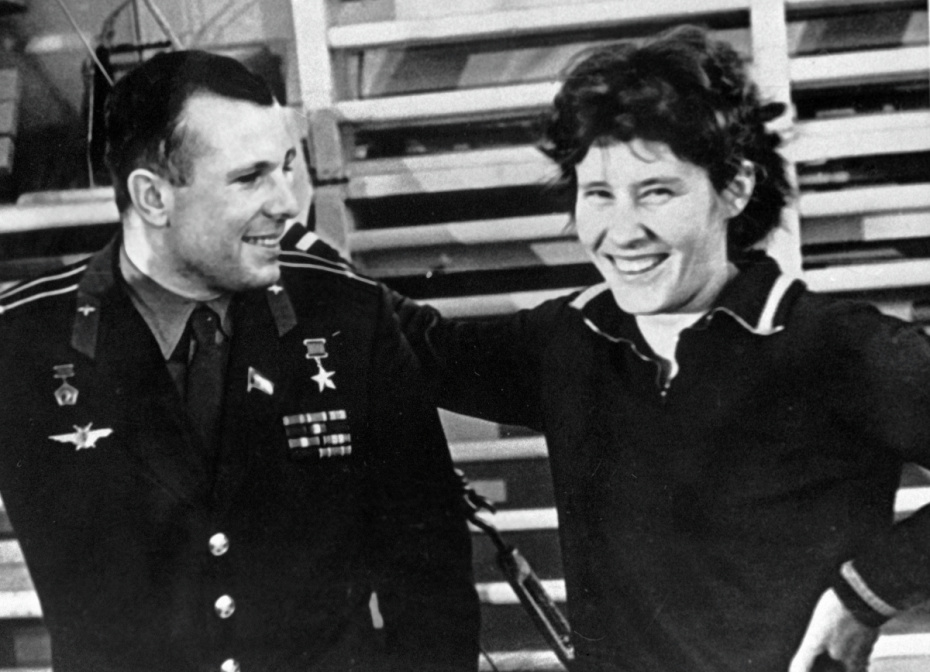 Летчик-космонавт СССР, Герой Советского Союза Юрий Гагарин и член отряда космонавтов Валентина Пономарева (дублер космонавта Валентины Терешковой) в Центре подготовки космонавтов