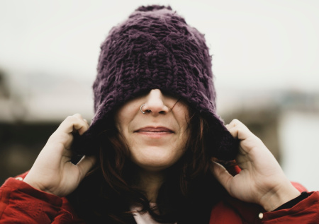 Врач объяснила, когда весной можно начать гулять без головного убора