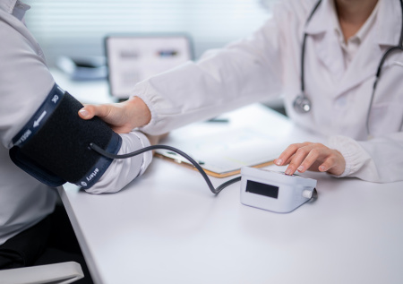 Названо давление, повышающее риск инсульта