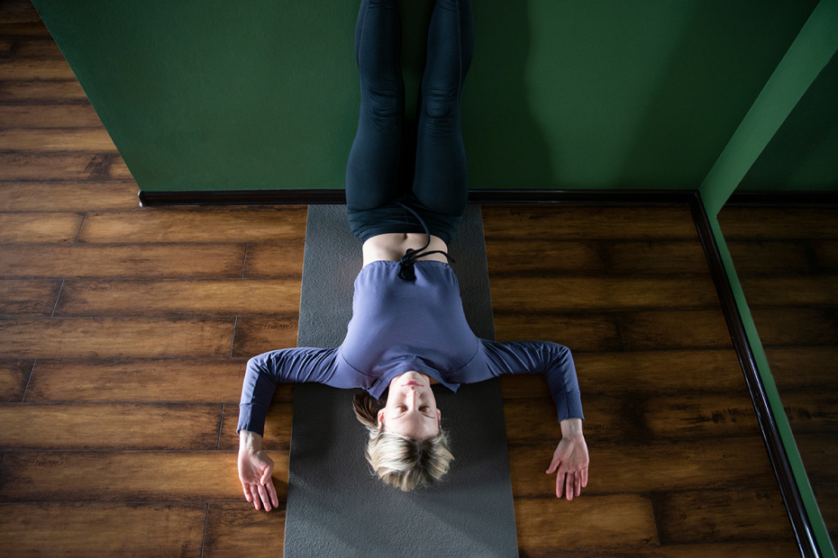 Упражнение 3. Ноги вверх у стены: отдых для вен и лимфы