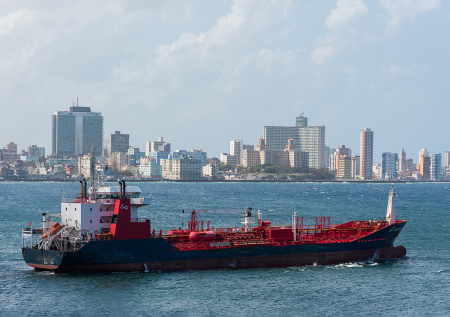 РФ опозорила США: как танкер с нефтью прорвал морскую блокаду Кубы