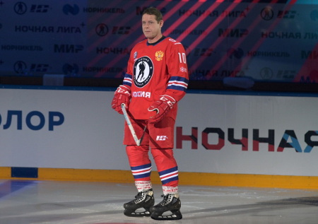 Роман с Салтыковой, фиктивный брак, развод с моделью: как живет Павел Буре