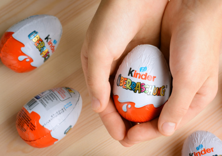 Стало известно, какую зарплату получает упаковщик киндер-сюрпризов