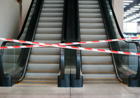 Закрытие магазинов, увольнения, смерть ТЦ: что будет с рынком одежды в РФ