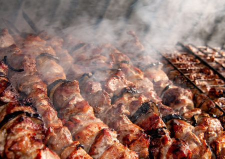 Россиян предупредили о штрафах за жарку шашлыков во дворе дома
