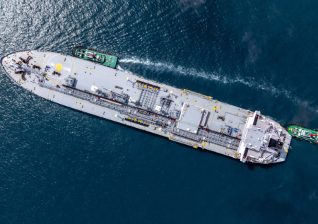 В Дубае нефтяной танкер получил повреждения от удара