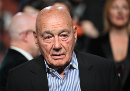 Слова об СВО, тусовки в США, бизнес в РФ: где и как живет Владимир Познер