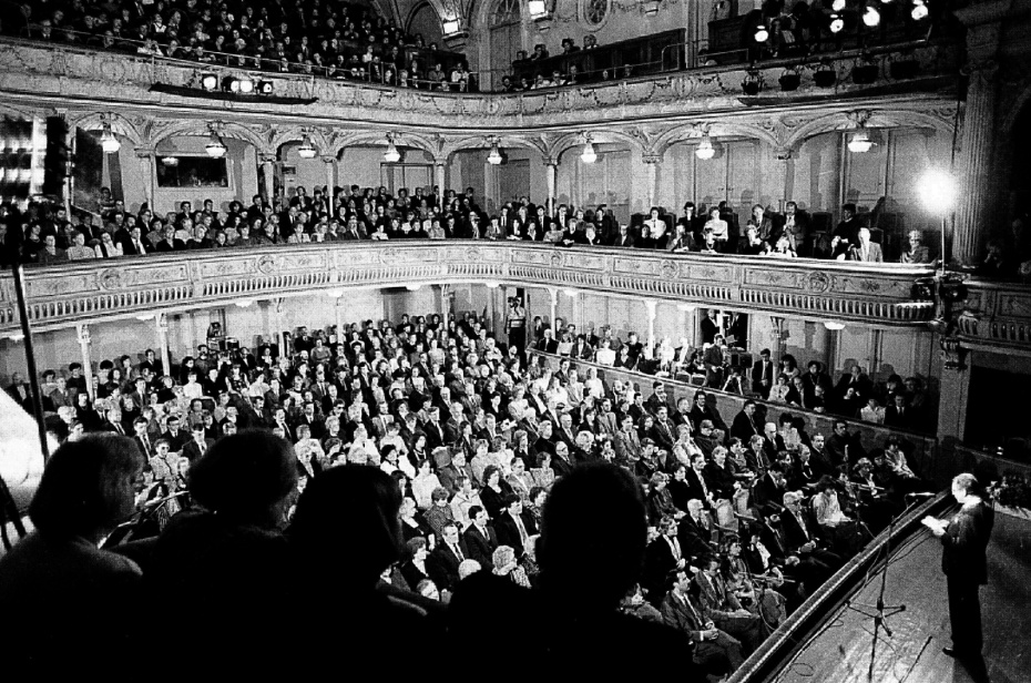 Идея создания Народного фронта была озвучена на Пленуме творческих союзов Латвии, проходившем в Риге 1 и 2 июня 1988 года. Народный фронт Латвии был основан 8 октября 1988 года как общенациональное движение в поддержку перестройки на территории Латвийской ССР