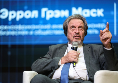 Отец Илона Маска рассказал, верит ли в лунную миссию США