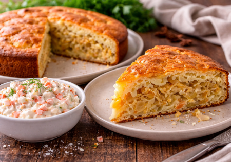 Если дома есть капуста — готовлю из неё шарлотку: невероятный пирог за копейки. И ещё — крабовый соус