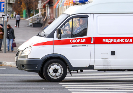 Школьница на самокате пересекала «зебру» на красный и попала под авто