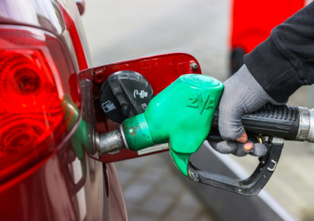 Цены на бензин в США взлетели до рекордной отметки