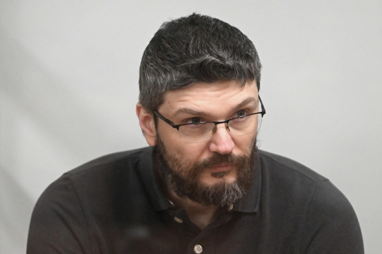 Пасынок рок-музыканта Стаса Намина Роман Ткаченко, обвиняемый в убийстве сводного брата и родной бабушки, во время оглашения приговора в Московском областном суде