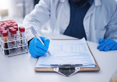 Врач дала советы, как правильно удалить клеща с тела