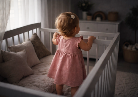 Малышку нашли в квартире в Подольске с трупами родителей: что случилось